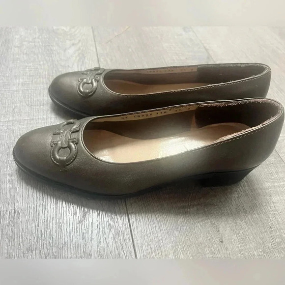 Salvatore Ferragamo Pewter Leather Classic Logo Heels Size 5.5 $598 - Picture 4 of 4